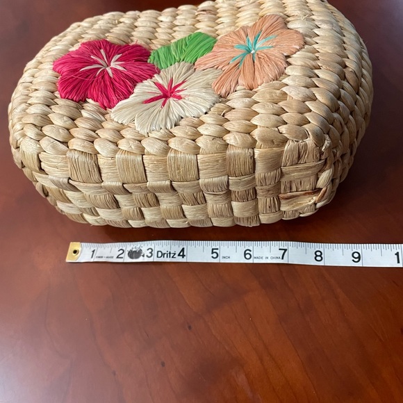 Cute straw/raffia handbag with zipper closure on top and double plastic handles. - Picture 4 of 8